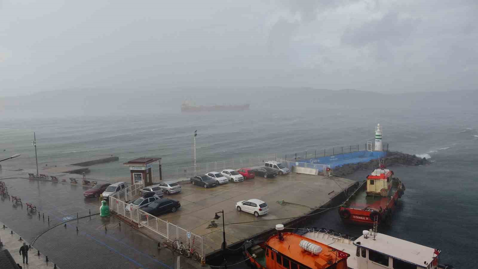 Çanakkale Boğazı Fırtına Nedeniyle Transit Gemi Geçişlerine Geçici Olarak Kapatıldı