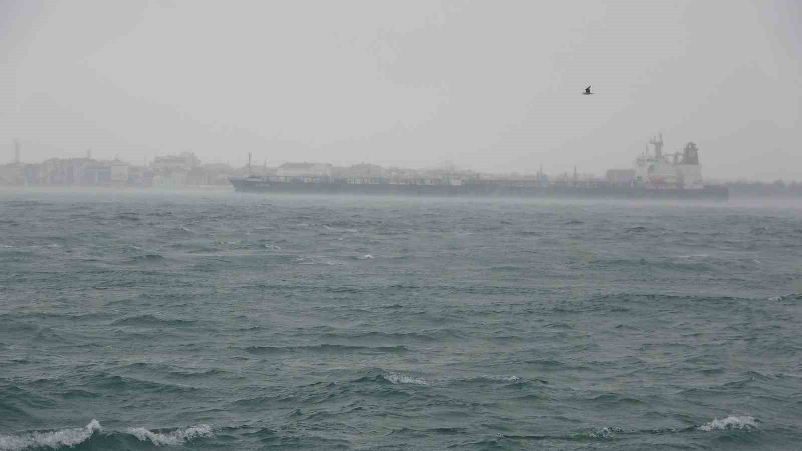 Çanakkale Boğazı Kötü Hava Şartları Ve Akıntı Nedeniyle Transit Gemi Geçişlerine Kapatıldı