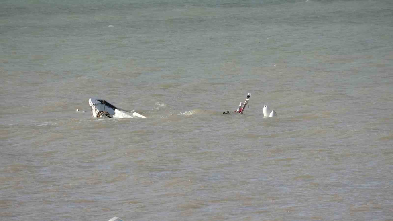 Çanakkalede Dardanos Sahilinde Fırtına Nedeniyle 3 Tekne Battı, İskele Yıkıldı
