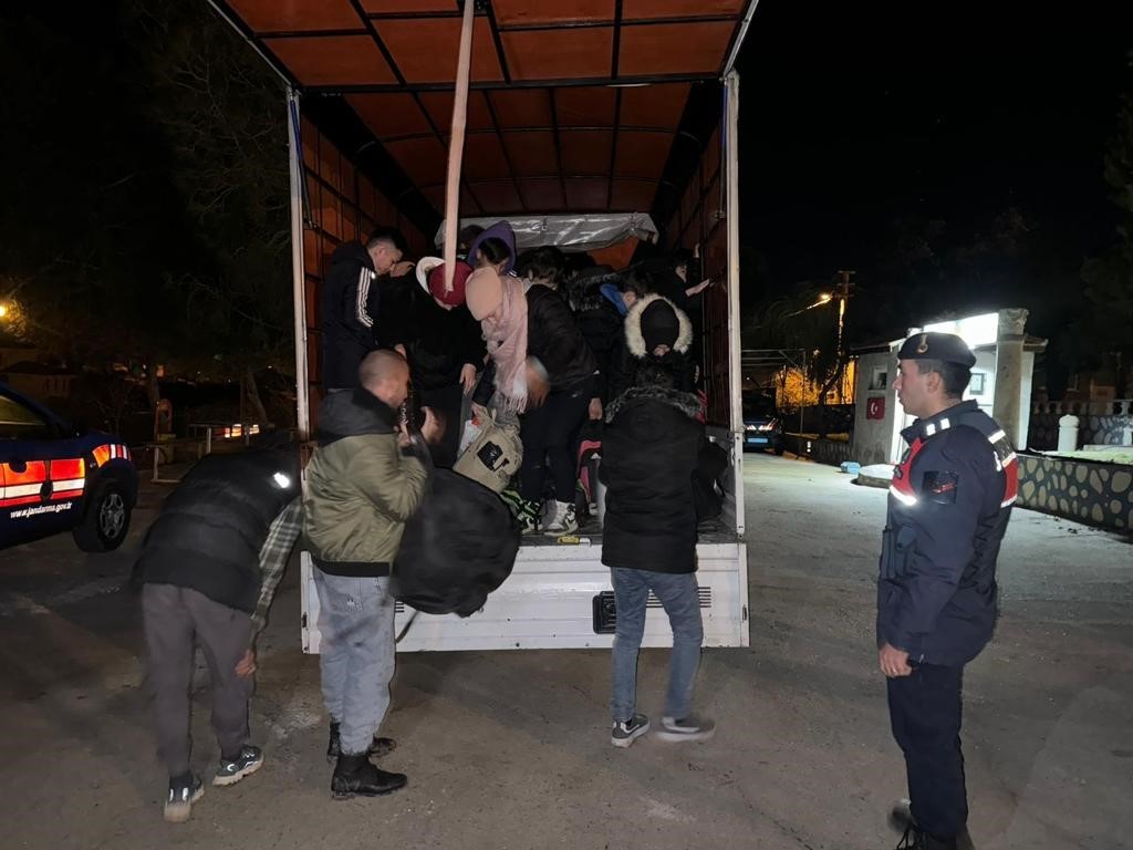 Çanakkalede Kamyonet İçerisinde 41 Kaçak Göçmen Yakalandı