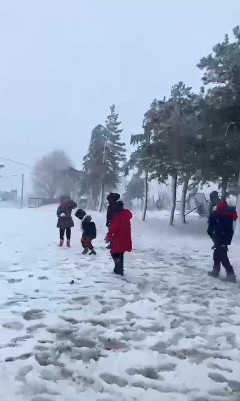 Çanakkalede Öğrencilerin Kar Sevinci
