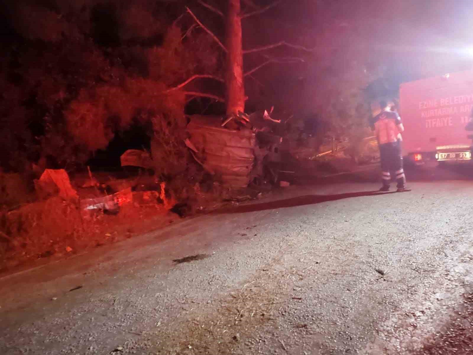 Çanakkalede Otomobil Ağaca Çarptı, 2 Kişi Hayatını Kaybetti