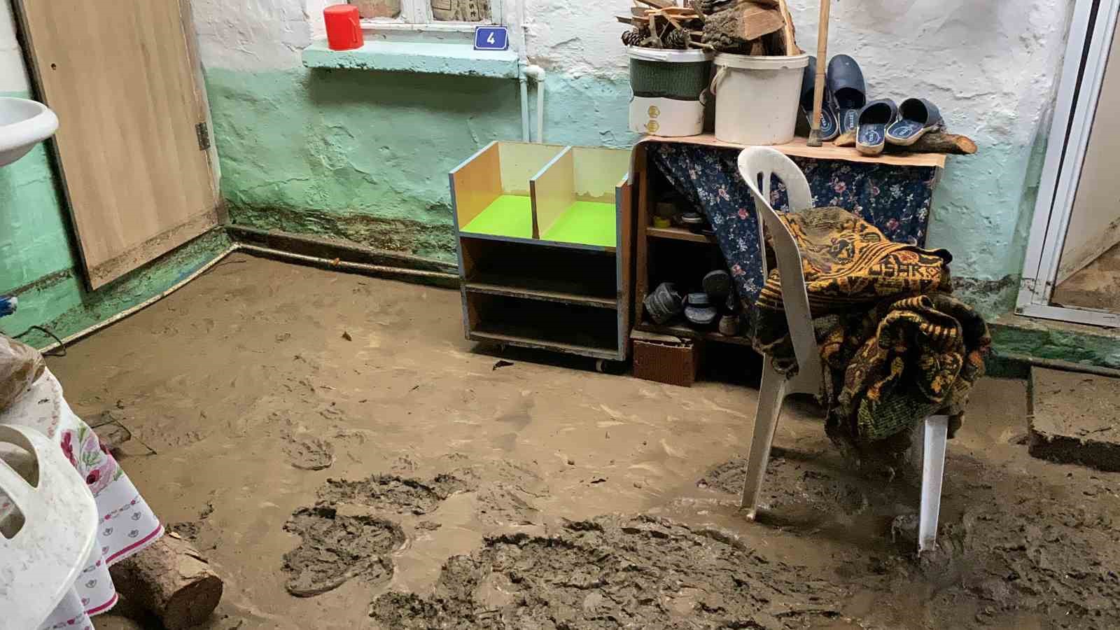 Çanakkalede Sağanak Yağış Nedeniyle Kalabaklı Köyünde Bir Ev Selden Zarar Gördü