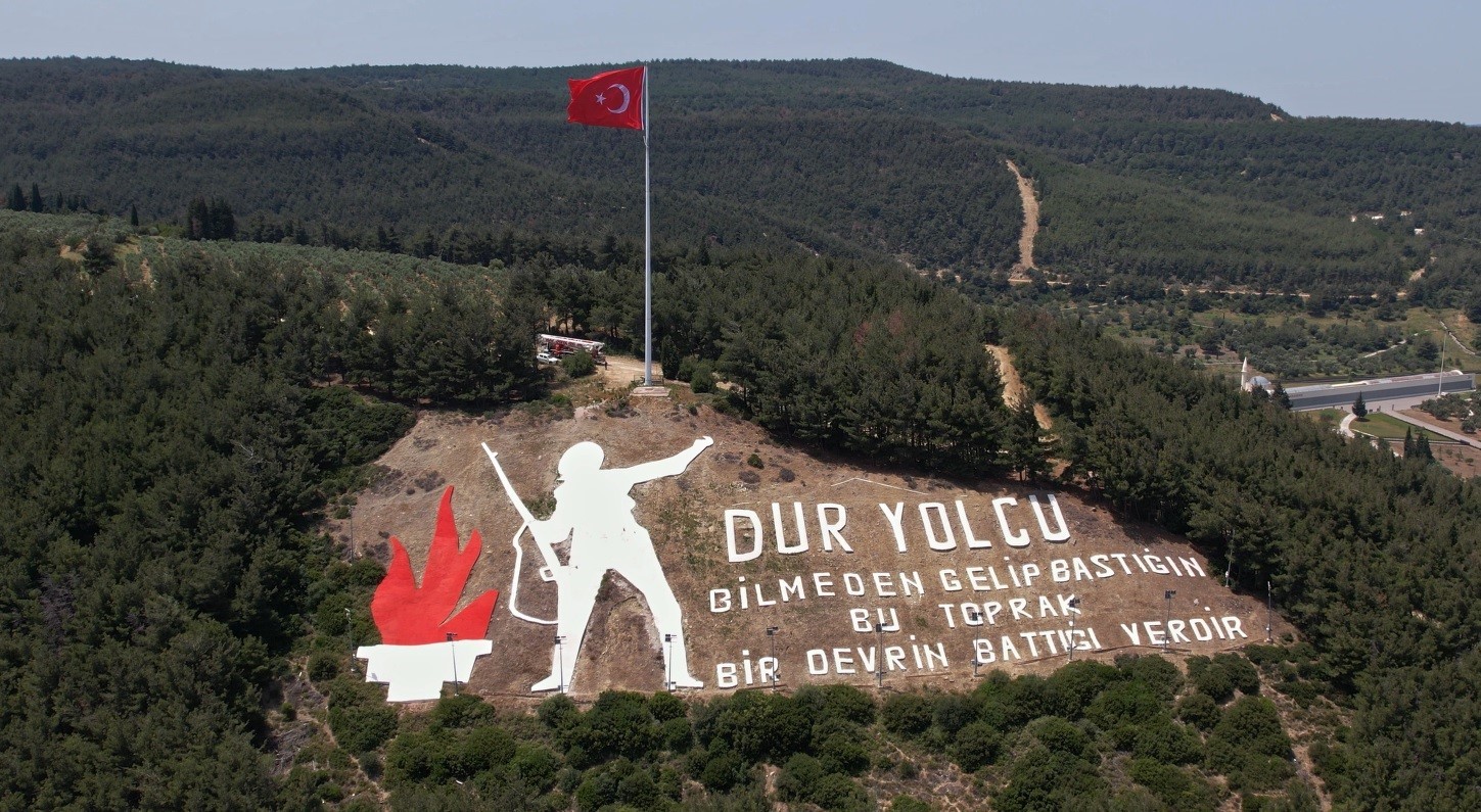Çanakkalenin Simgesi Dur Yolcu Yazısının Türk Bayrağı Ve Direği Yenilendi