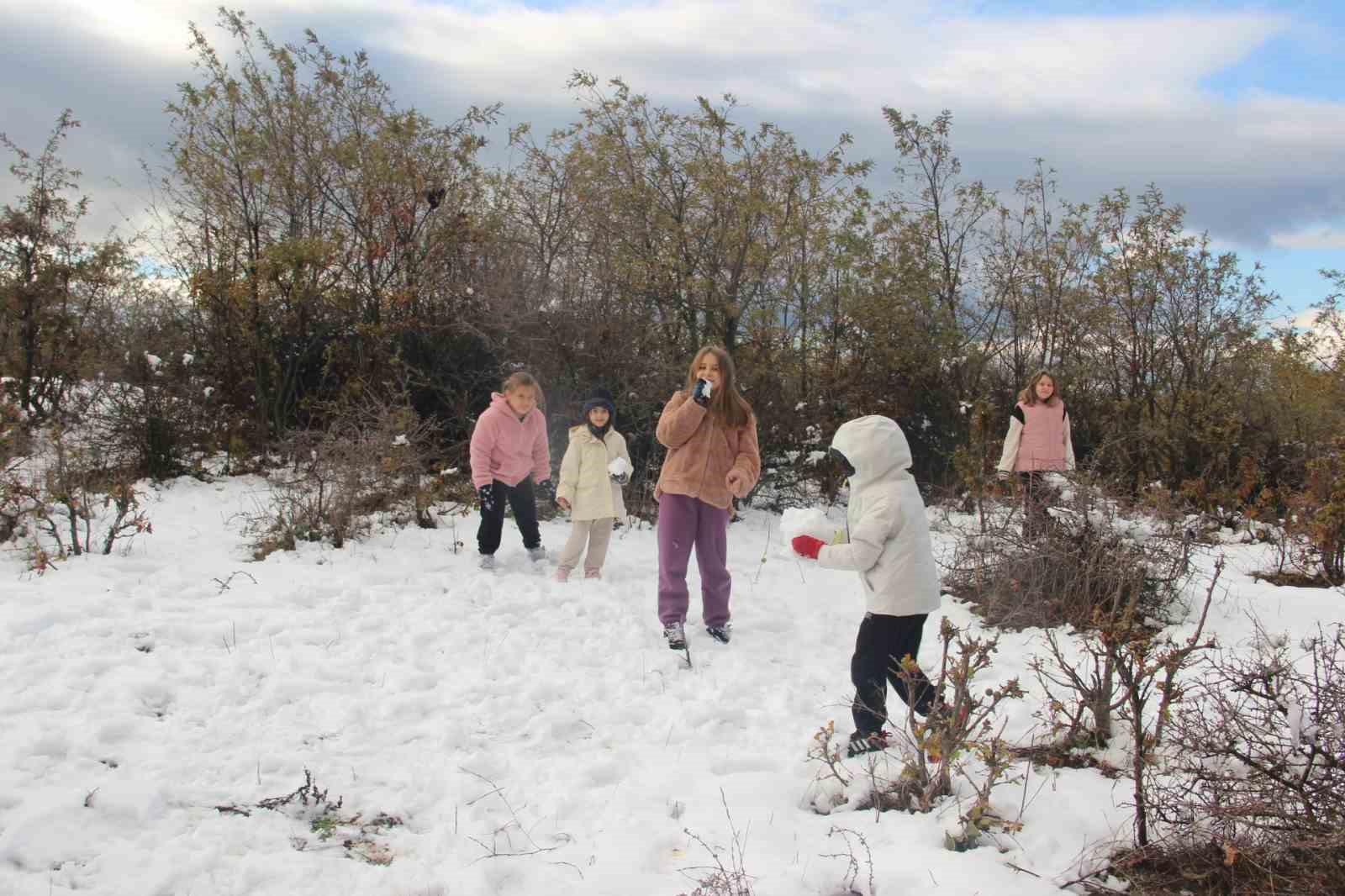Çanda Mevsimin İlk Kar Yağışı Çocukları Sevindirdi