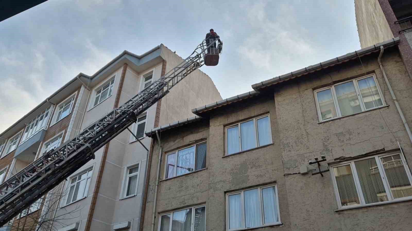 Çatıya Sıkışma İhbarı Ekipleri Alarma Geçirdi: İçeride Kilitli Kalmış