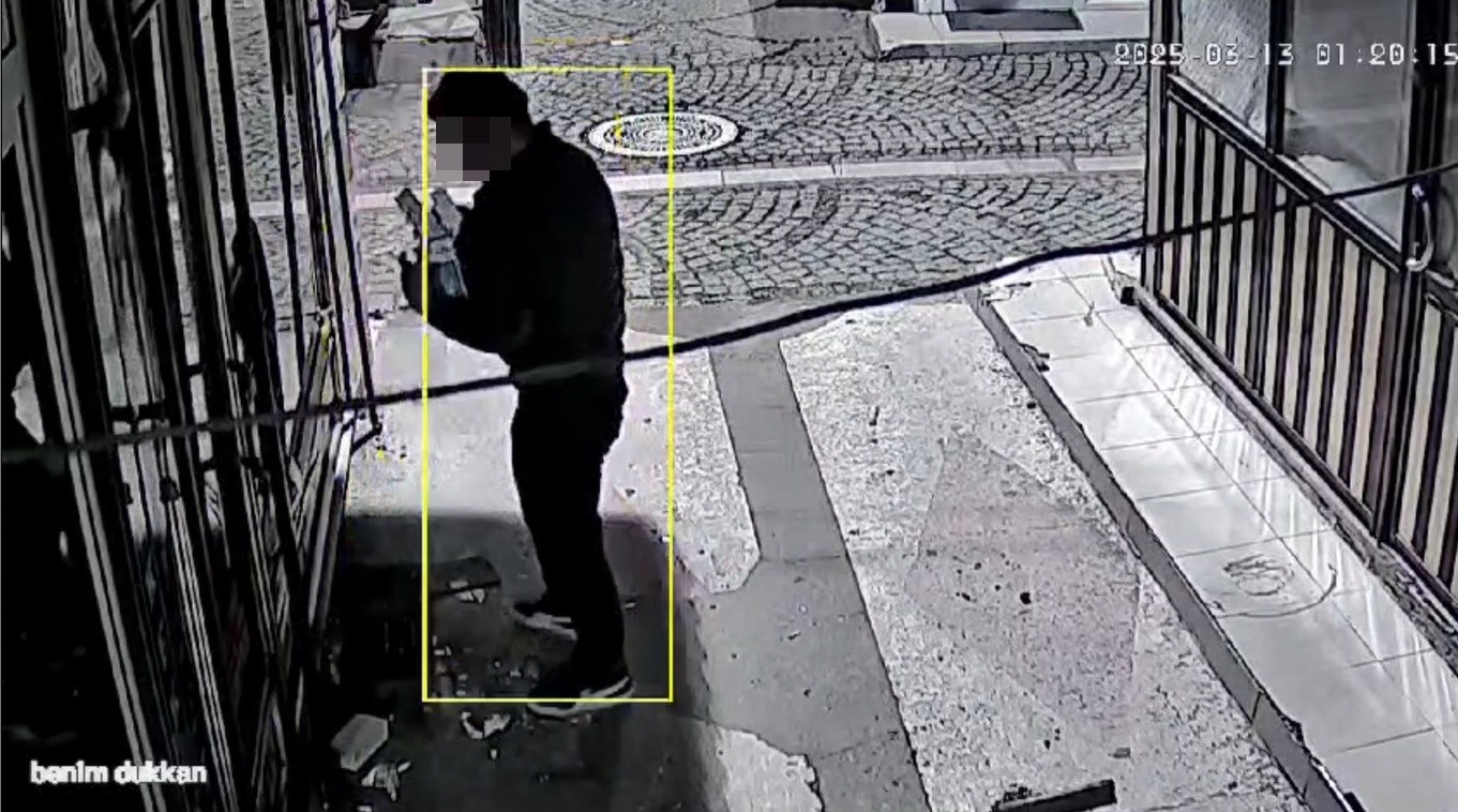 Çekirdek Yiyerek, Oturarak, Gezinerek Dinlene Dinlene Hırsızlık Kamerada