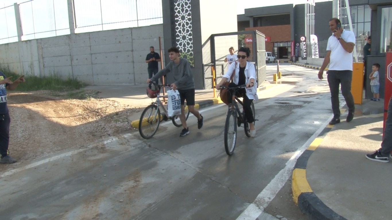 Cep Telefonu Harcına Zam Sonrası Sınır Kapılarında Yoğunluk: Bisikletle Gidip Geri Geliyorlar