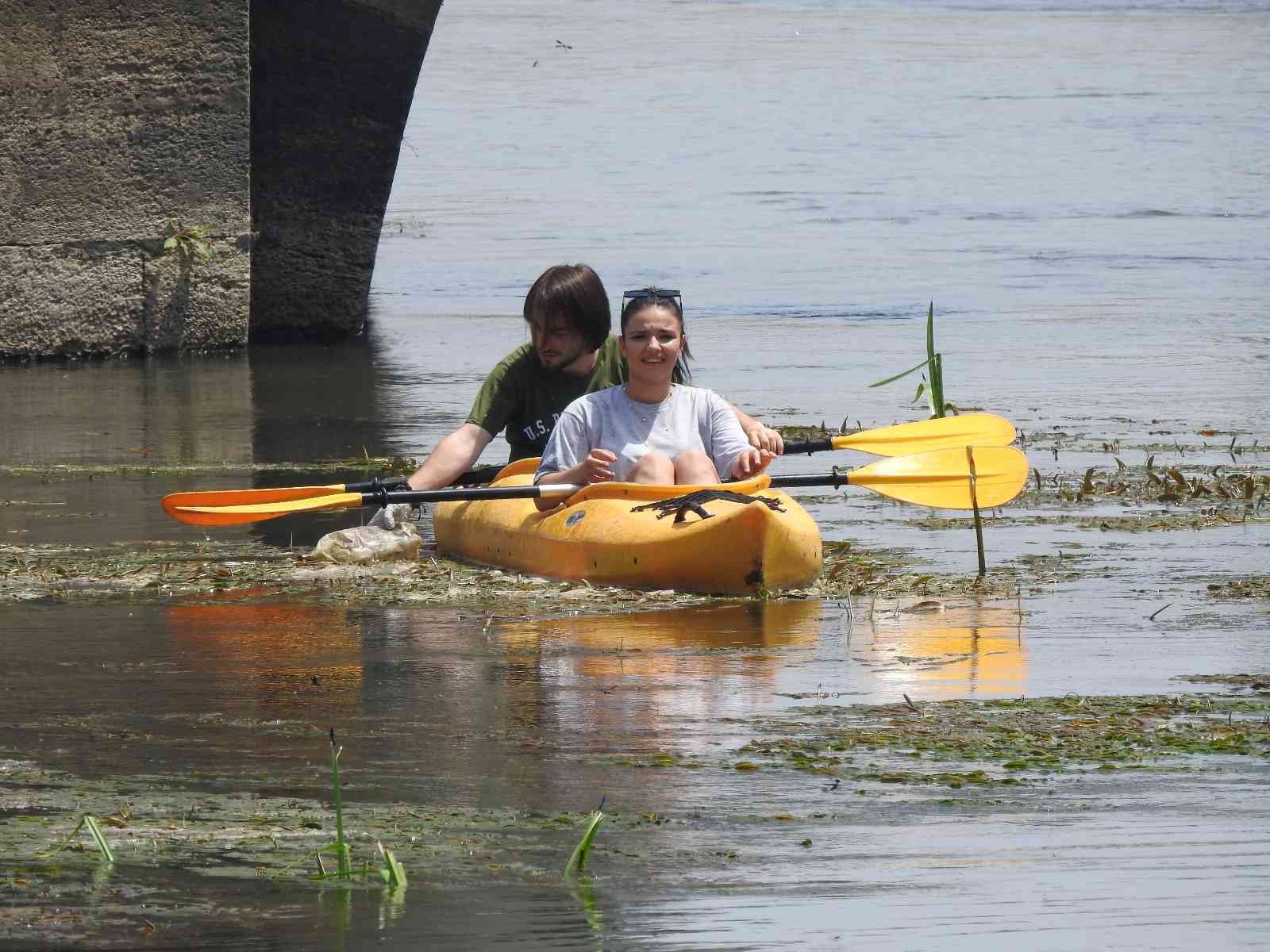 Çevreci Gençler Kano İle Tunca Nehrindeki Çöpleri Topladı