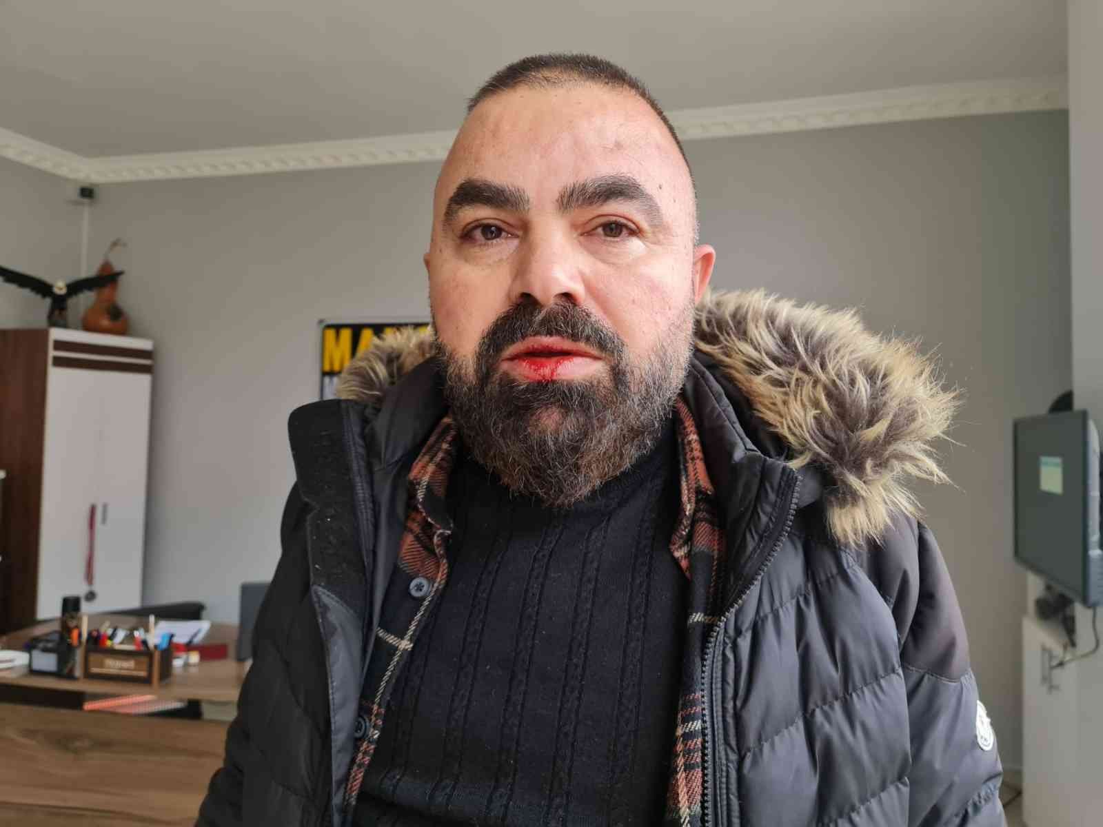 Chpli Yöneticiden Gazeteciye Yumruklu Saldırı Kamerada