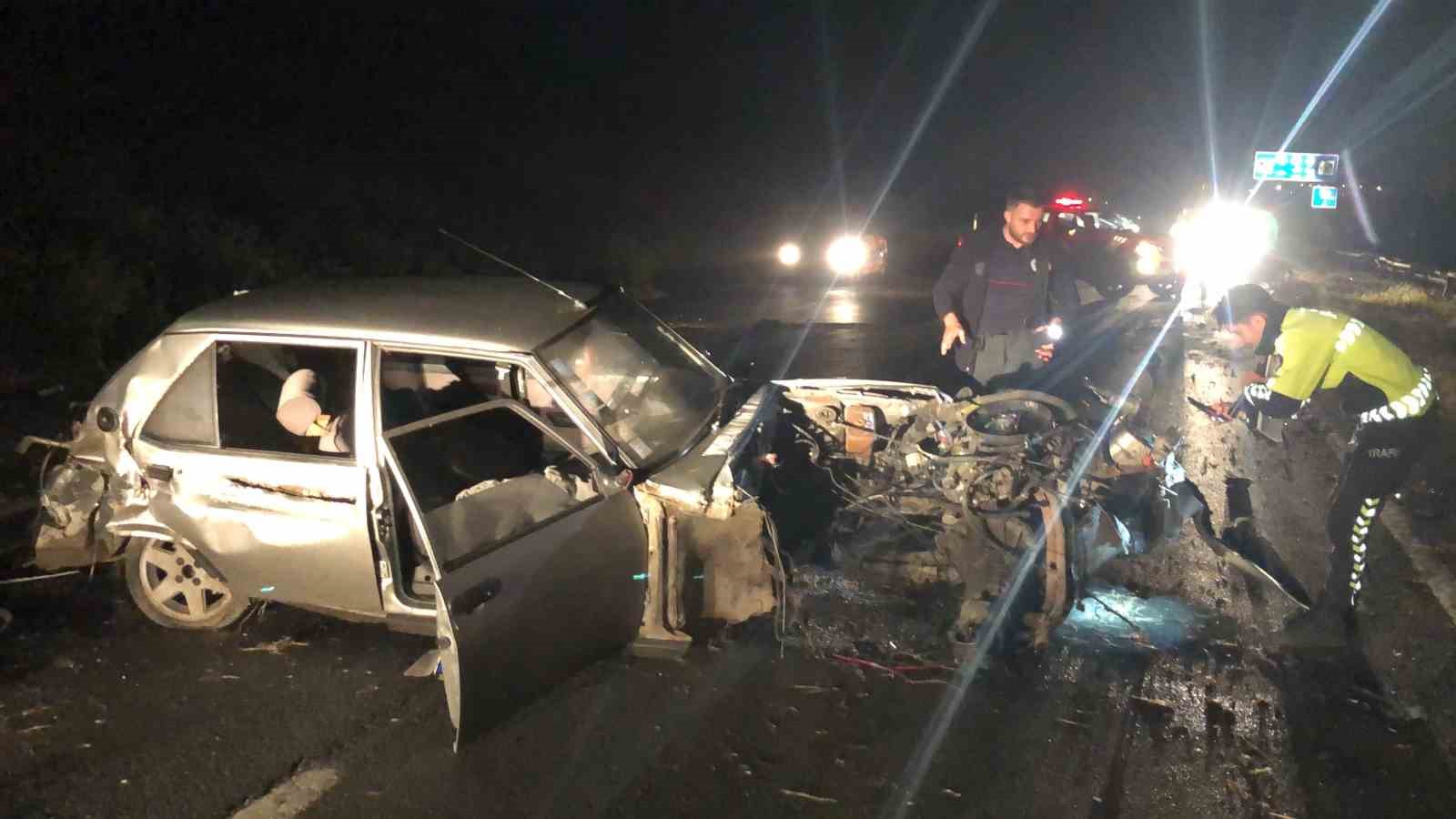 Çorluda Feci Kaza: Hurdaya Dönen Otomobilin Motoru Çıktı