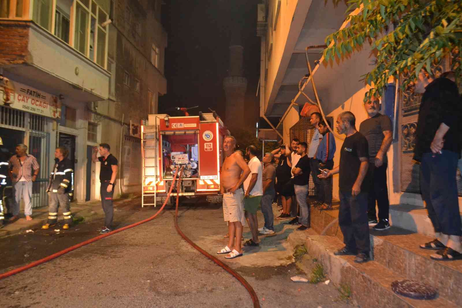 Çorluda Gece Yarısı Korkutan Yangın: Mahalleli Sokağa Döküldü