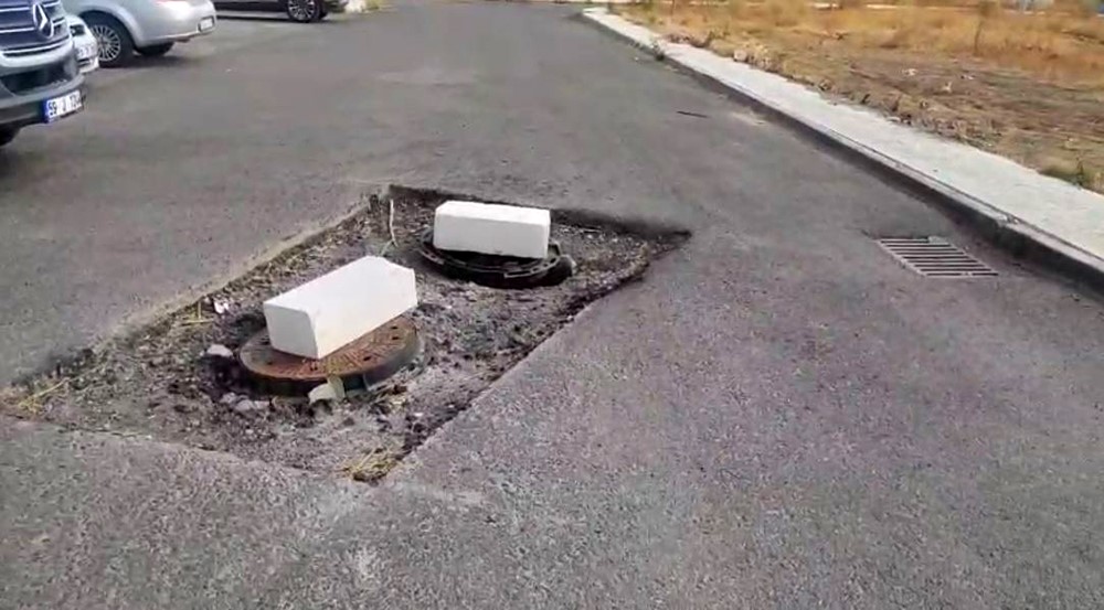 Çorluda Rögar Kapağını Açık Bırakıp Gittiler, Vatandaş Kendi Önlemini Aldı