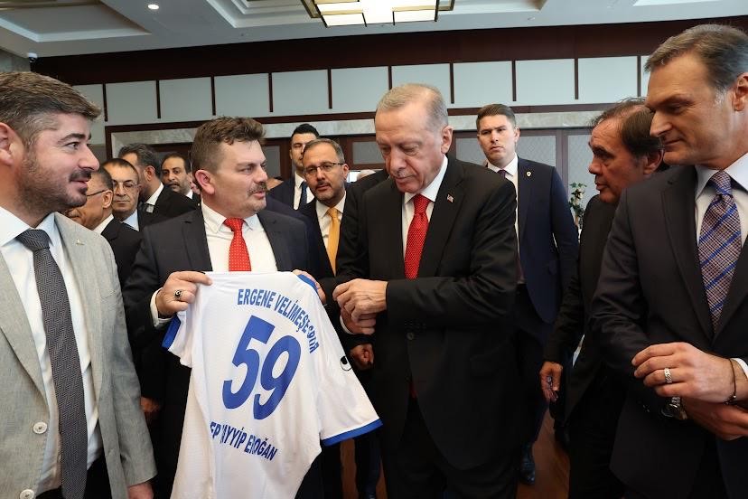 Cumhurbaşkanı Erdoğana 59 Numaralı Ergene Velimeşespor Forması