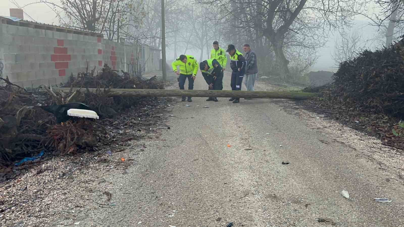 Devrilen Direğe Çarpan Motosikletin Sürücüsü Yaralandı