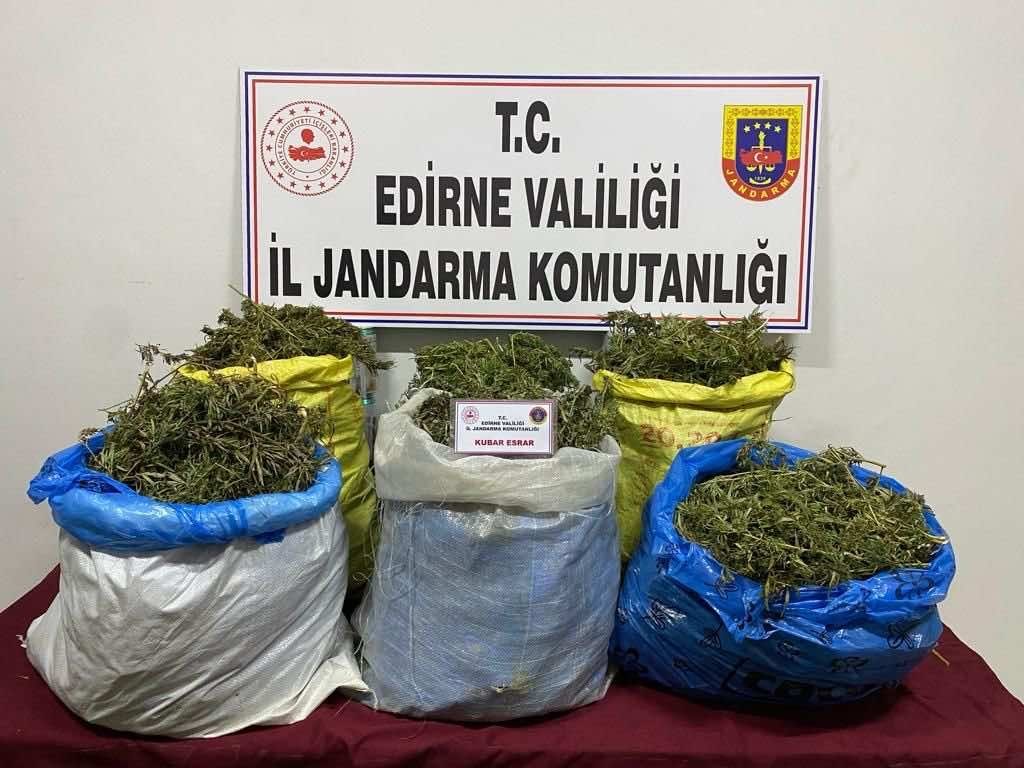 Edirne Jandarması Meriç Nehrinde Şişme Bot İçinde Uyuşturucu Ele Geçirdi