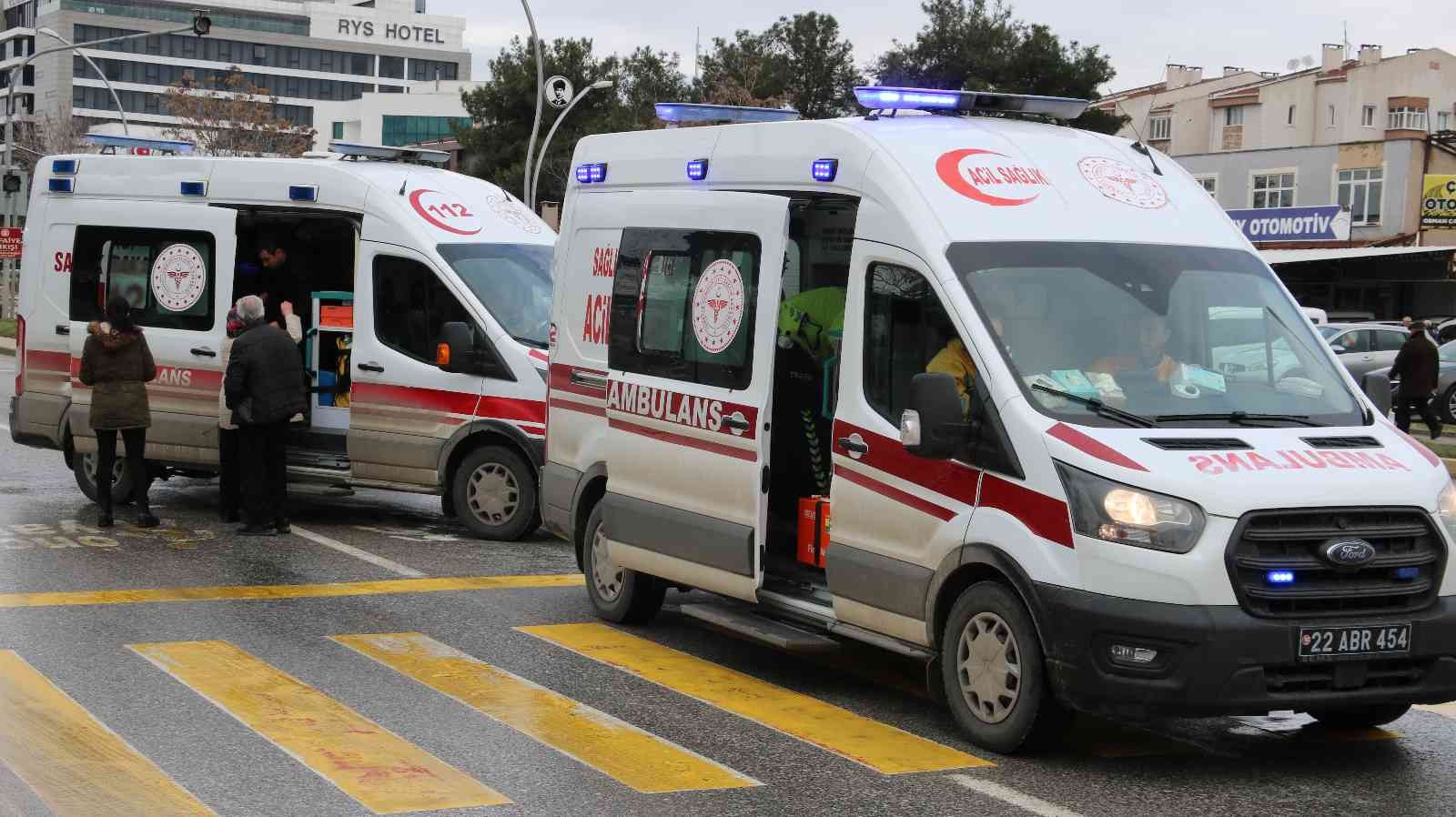 Edirnede 3 Otomobilin Karıştığı Kazada İki Kişi Yaralandı