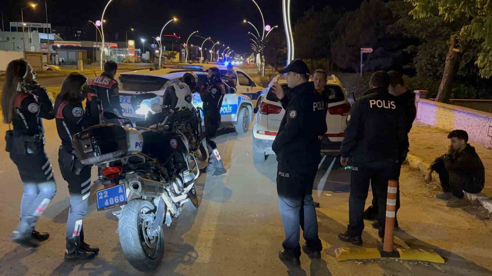 Edirnede Dur İhtarına Uymayan Ehliyetsiz Sürücü Polisi Alarma Geçirdi