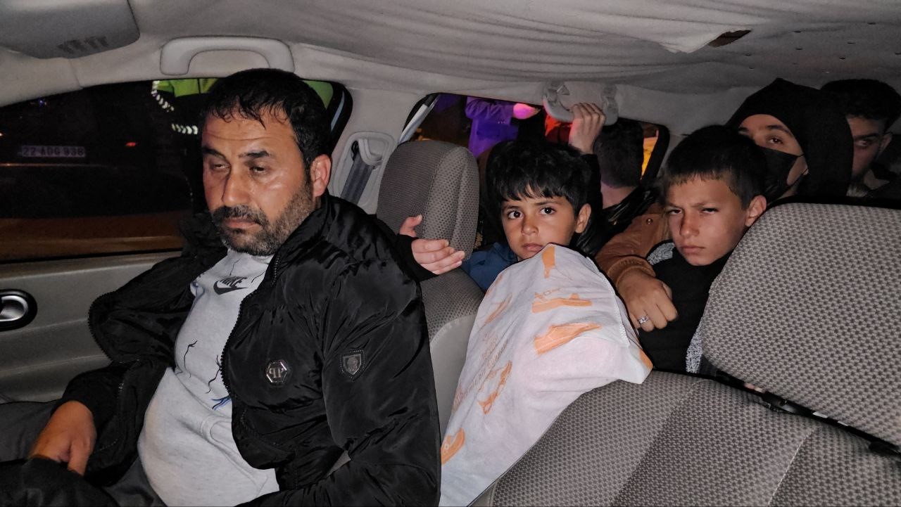 Edirnede Dur İhtarına Uymayan Otomobilin İçinden 17 Kişi Çıktı
