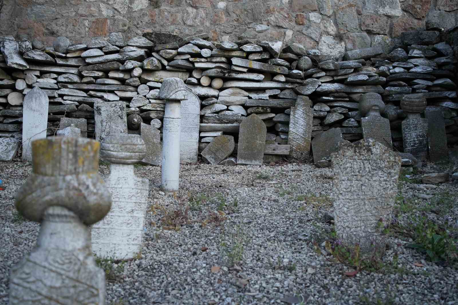 Edirnede Ecdadın Kemikleri Sızladı: Osmanlı Mezarları Yok Oluyor