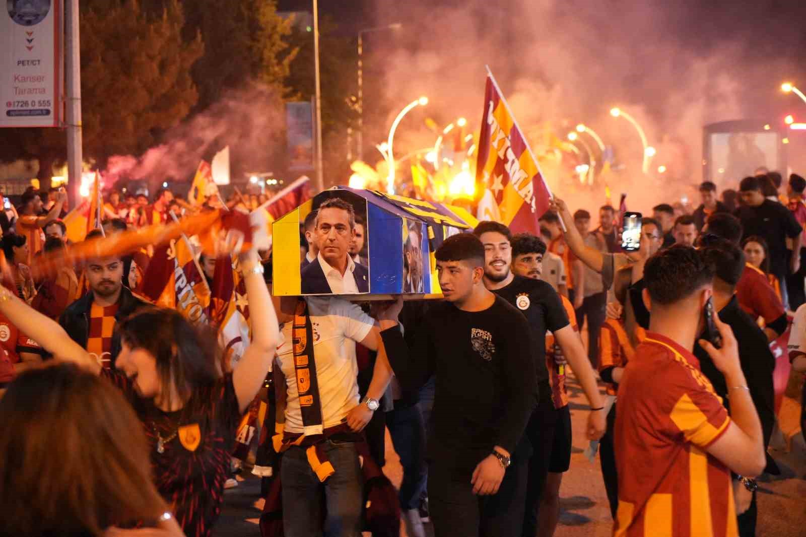 Edirnede Galatasaray Taraftarından İlginç Şampiyonluk Kutlaması