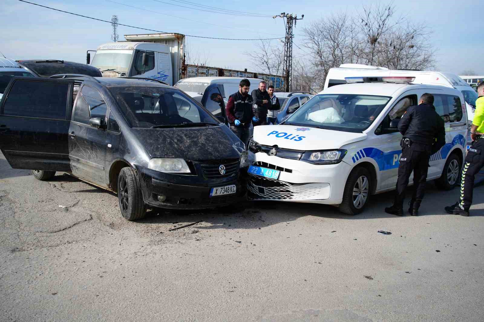 Edirnede Günlerdir Polislerden Kaçan Sürücü Ekip Otosuna Çarptı: 2 Polis Yaralı