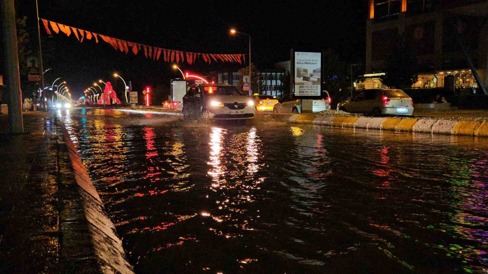 Edirnede İçme Suyu Hattı Patladı: Cadde Ve Sokaklar Göle Döndü