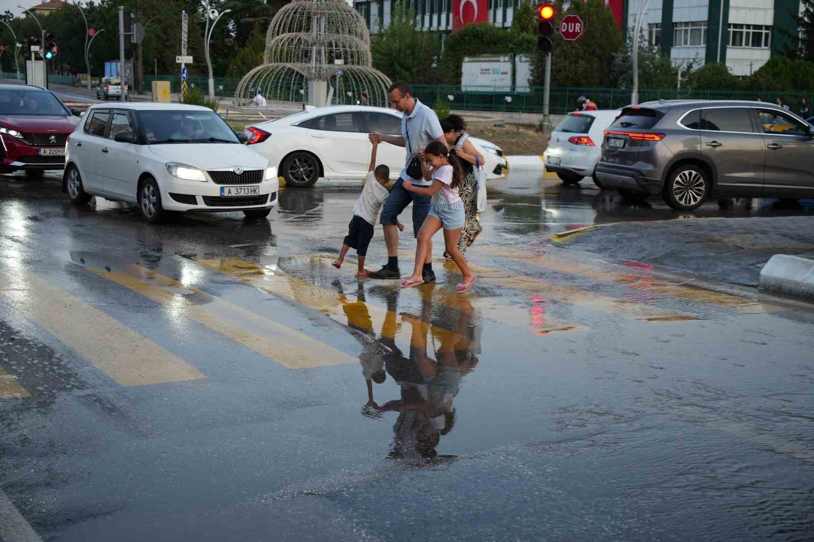 Edirnede İçme Suyu Hattı Yine Patladı: Cadde Göle Döndü, Vatandaş İsyanda