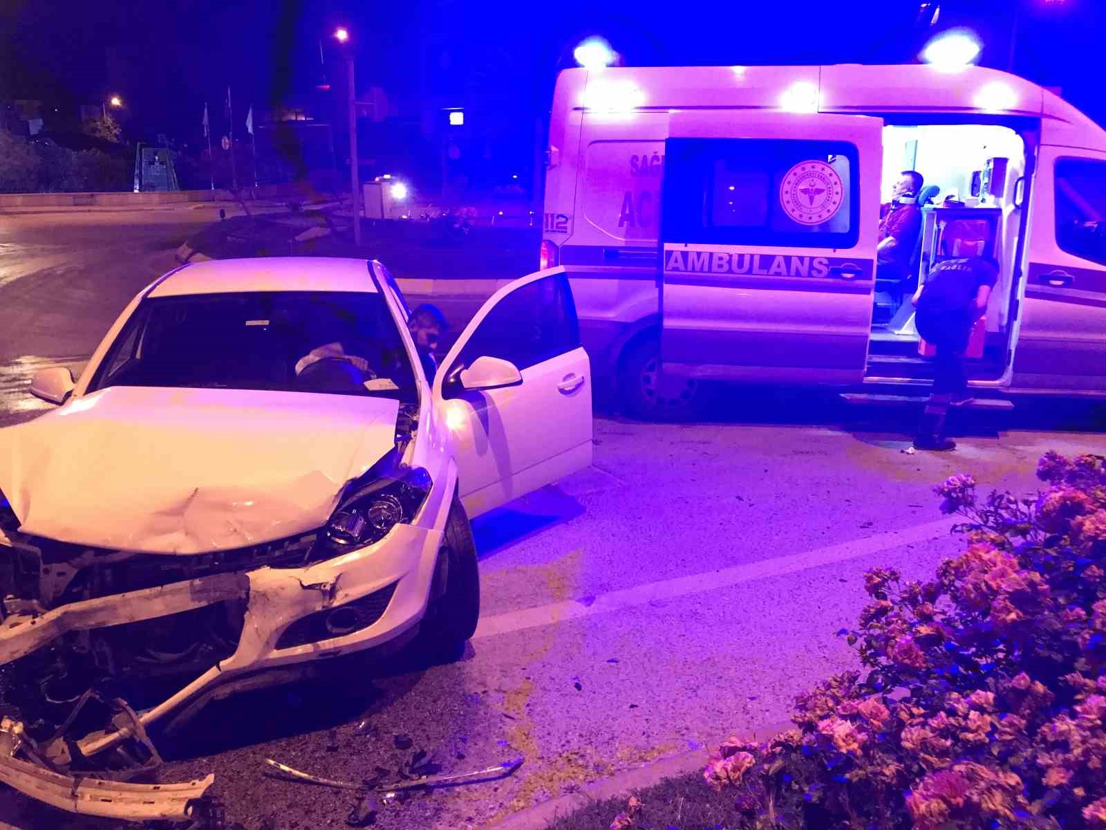 Edirnede İki Otomobilin Çarpıştığı Kazada 2 Kişi Yaralandı