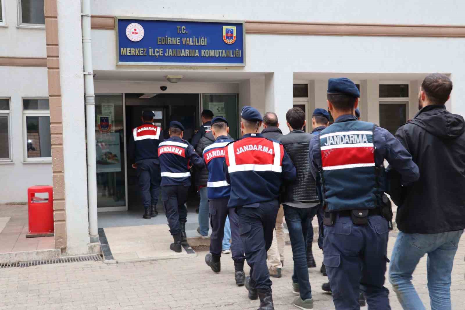 Edirnede Jandarması Aranan 142 Şüpheliyi Yakaladı