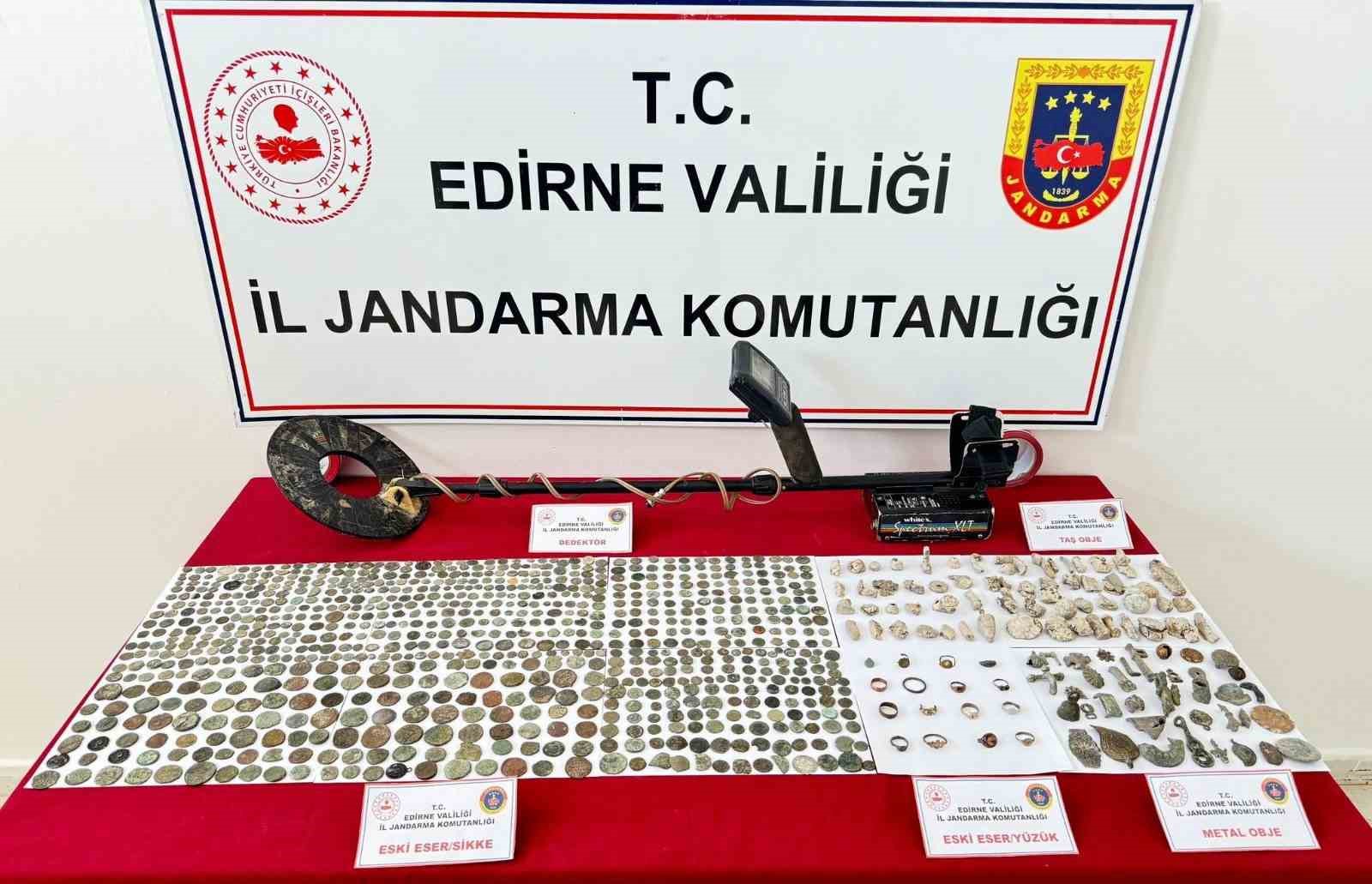 Edirnede Kaçakçılık Operasyonu: 1085 Tarihi Eser Ele Geçirildi