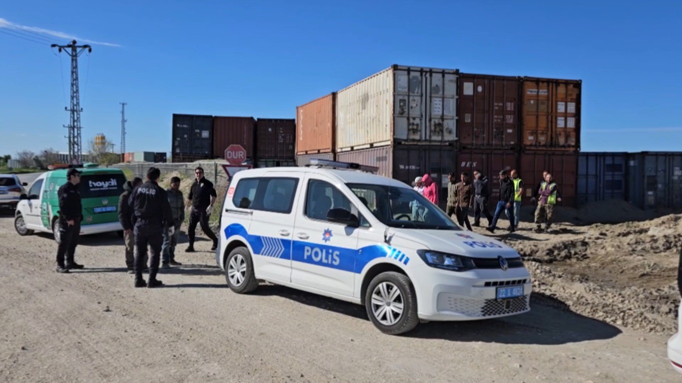 Edirnede Konteynerde 10 Kaçak Göçmen Yakalandı