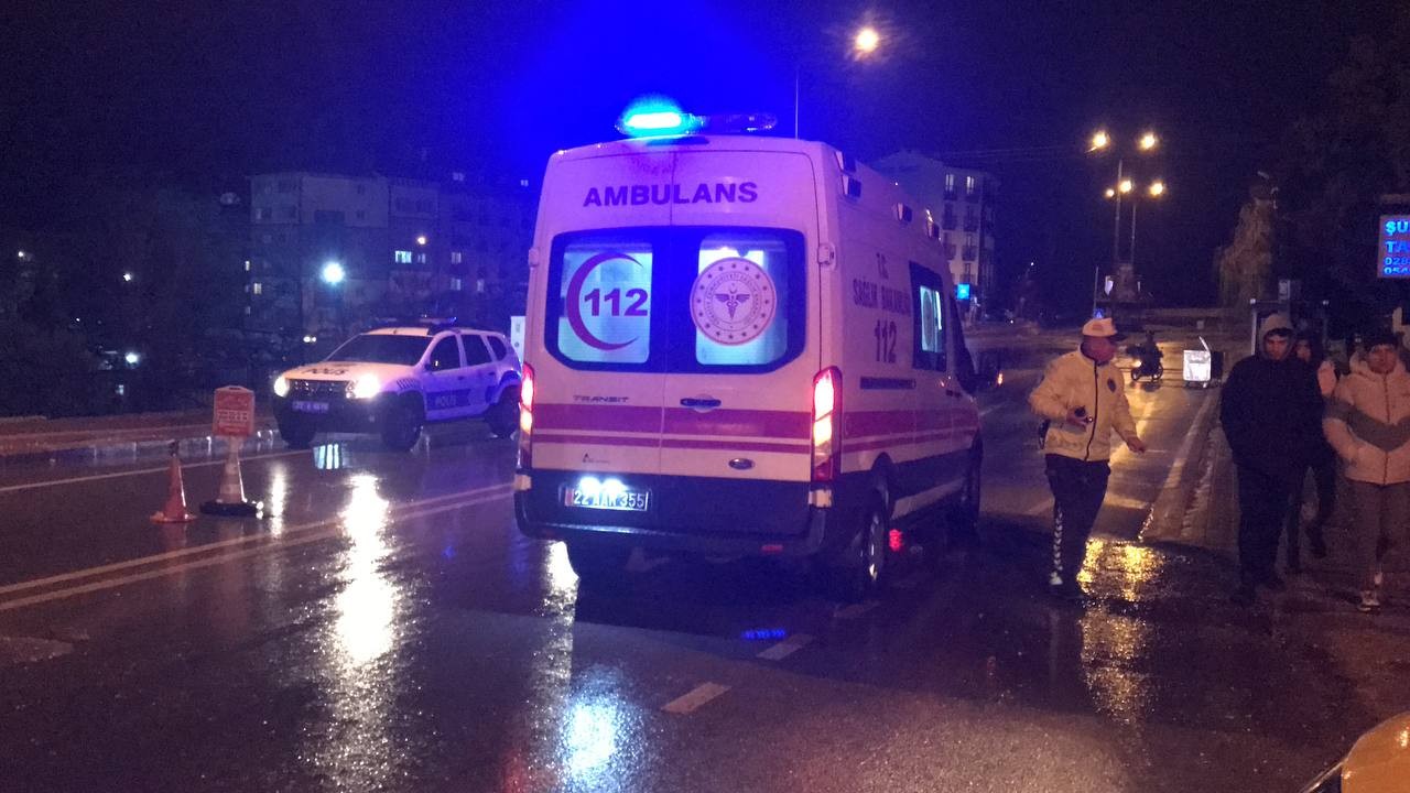 Edirnede Otomobilin Çarptığı Yaya Yaralandı
