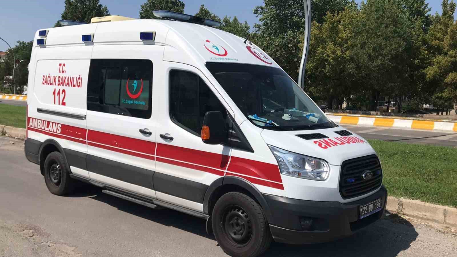 Edirnede Otomobille Çarpışan Motosikletli Kurye Yaralandı