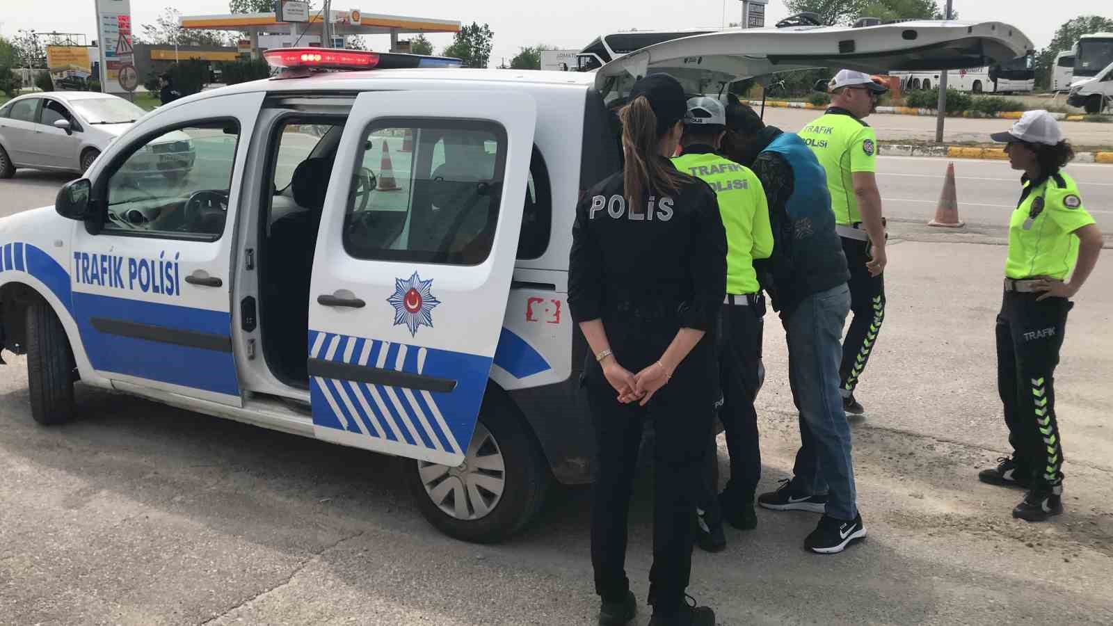 Edirnede Pes Dedirten Olay: İçi Yolcu Dolu Minibüsün Şoförü Alkollü Çıktı
