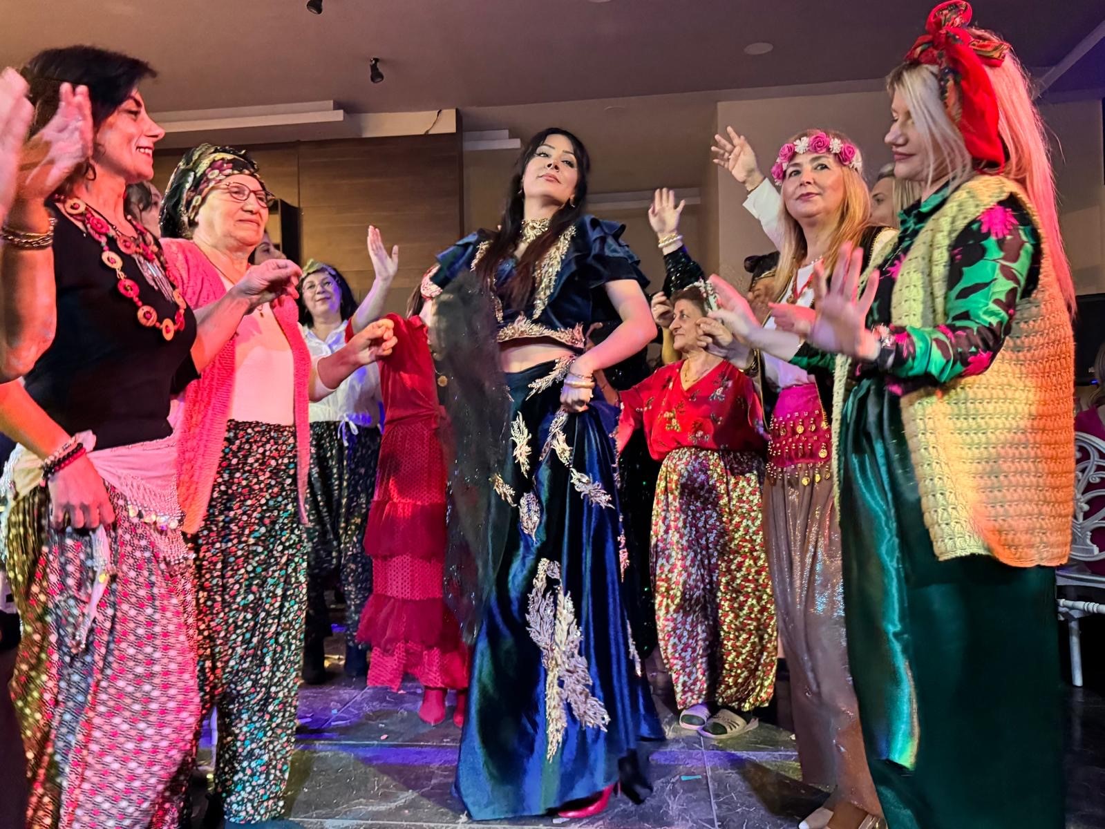 Edirnede Roman Gecesinde Trakya Gelenekleri Canlandırılıp, 9/8 Oynandı