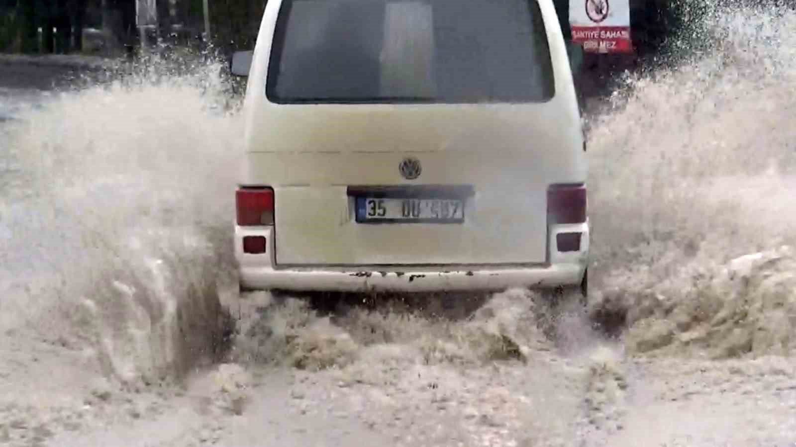 Edirnede Sağanak Yağış: Caddeler Göle Döndü
