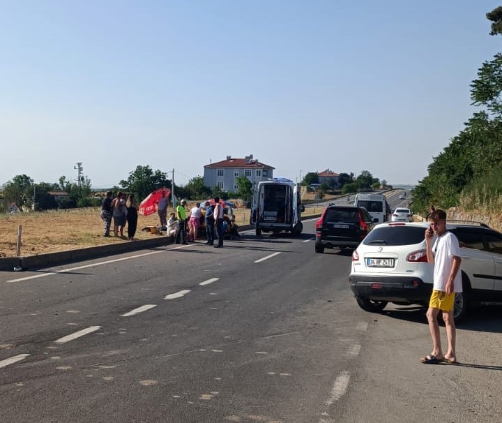 Edirnede Ticari Taksi İle Otomobil Çarpıştı: 6 Yaralı