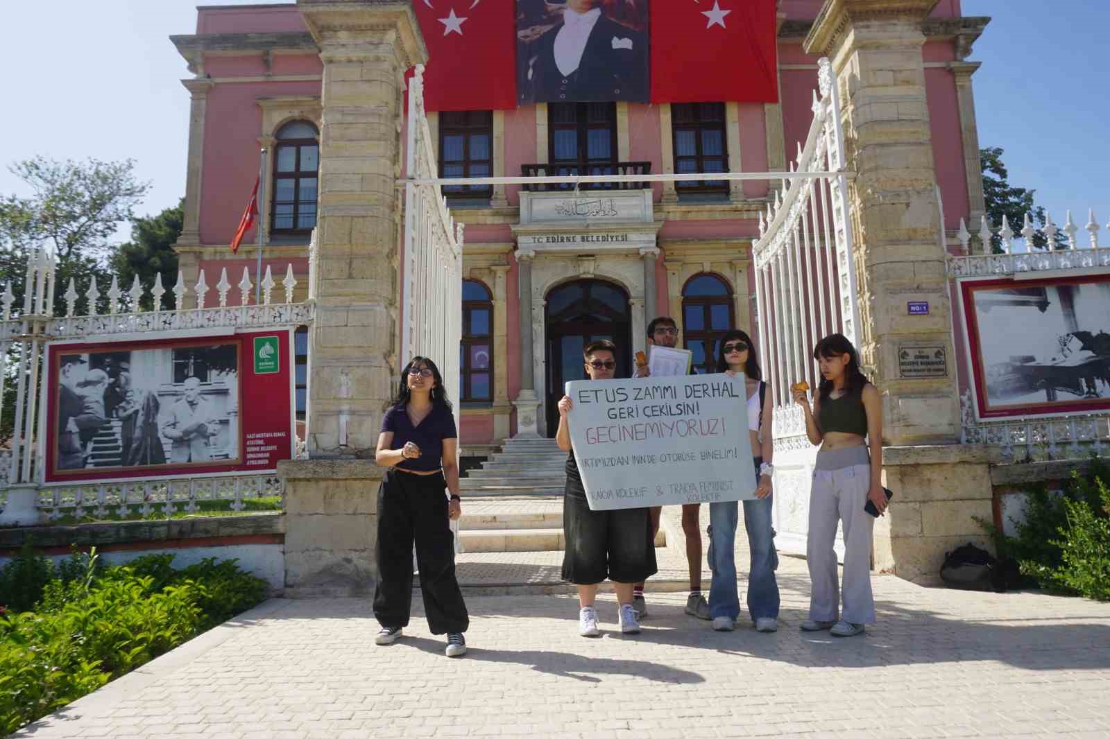Edirnede Üniversite Öğrencileri Ulaşım Zammını Protesto Etti