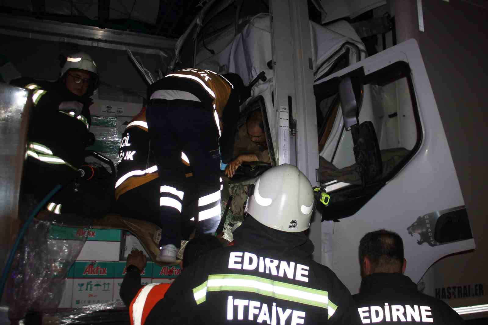 Edirnede Zincirleme Kaza: Sıkışan Tır Sürücüsünü Ekipler 2 Saat Boyunca Kurtarmak İçin Uğraştı
