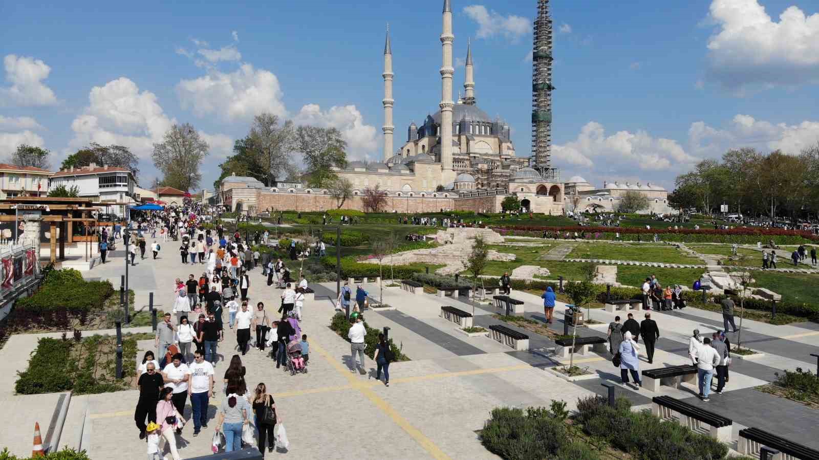 Edirneye Turist Akını: Adım Atacak Yer Kalmadı