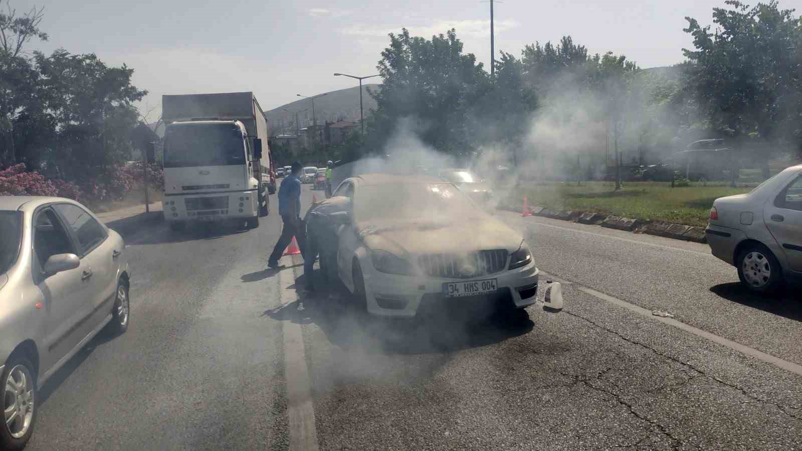 Elektrik Arızasına 45 Bin Tl Masraf Yaptı, Otomobil Yolda Küle Döndü