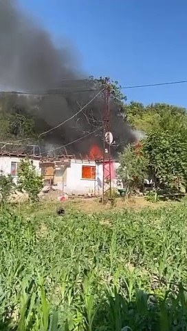 Elektrik Kontağından Çıkan Yangın Evi Küle Çevirdi