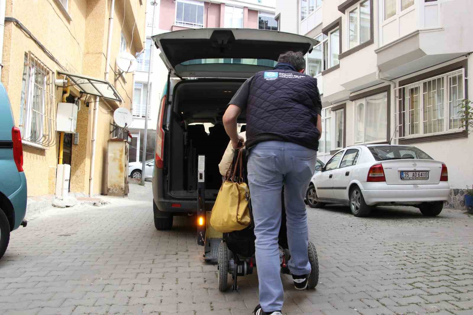Engelli Vatandaşlar Sandıklara Taşınıyor