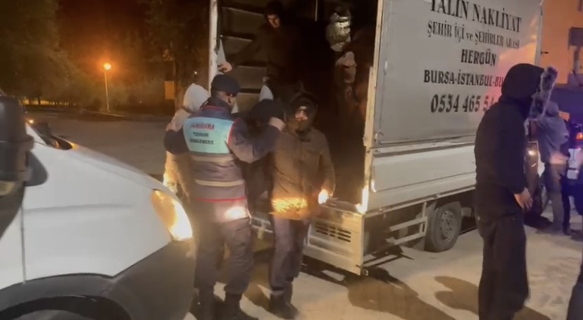 Ezinede 35 Kaçak Göçmen İle 6 Organizatör Yakalandı