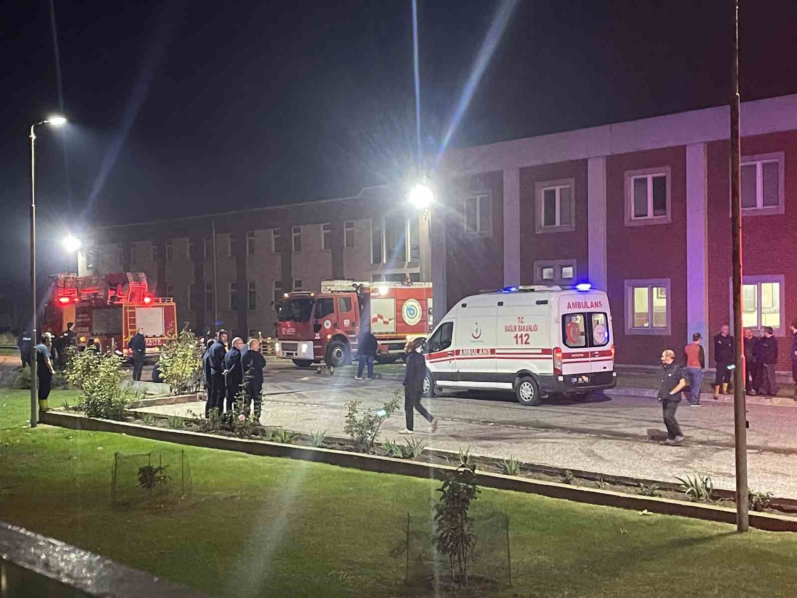 Fabrikada Baca Yangını: 2 Kişi Hastaneye Kaldırıldı