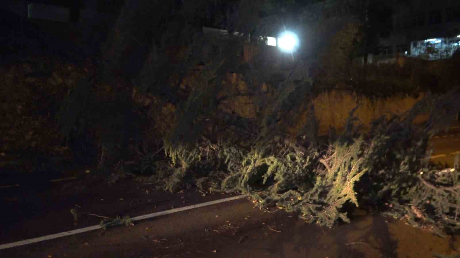 Fırtına Bursayı Yıktı Geçti...otobüsün Üzerine Uçan Çatı 2 Yolcuyu Yaraladı