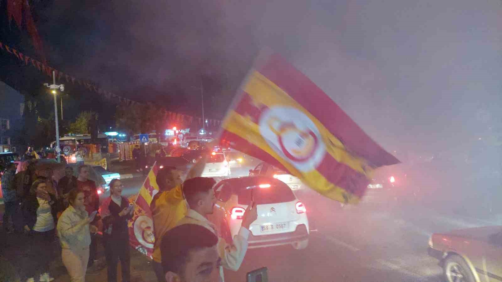 Galatasaray Taraftarı Şampiyonluğu Tekirdağda Doyasıya Kutluyor