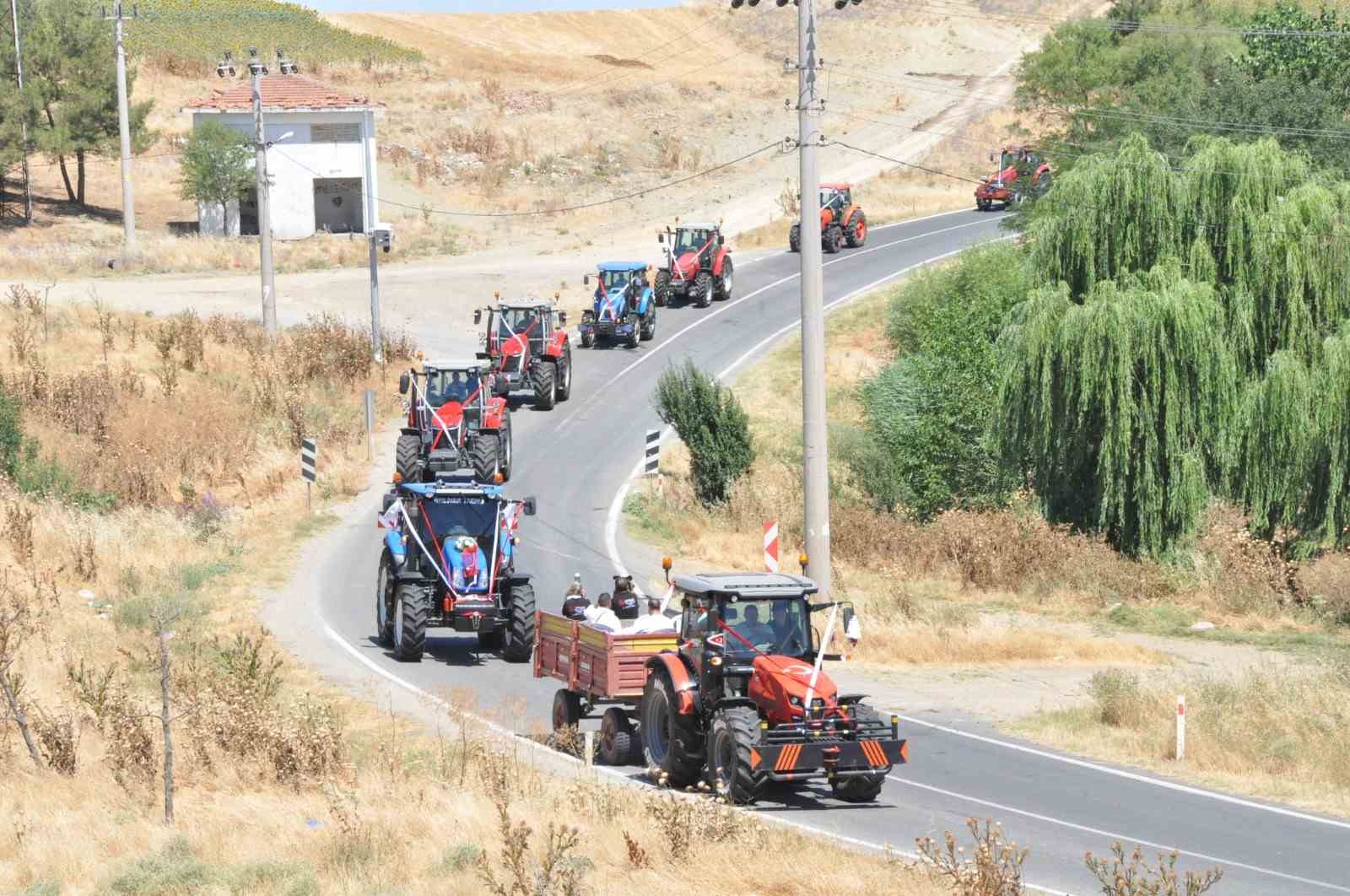 Gelin Arabası Traktör Oldu: Konvoya 50 Traktör Katıldı