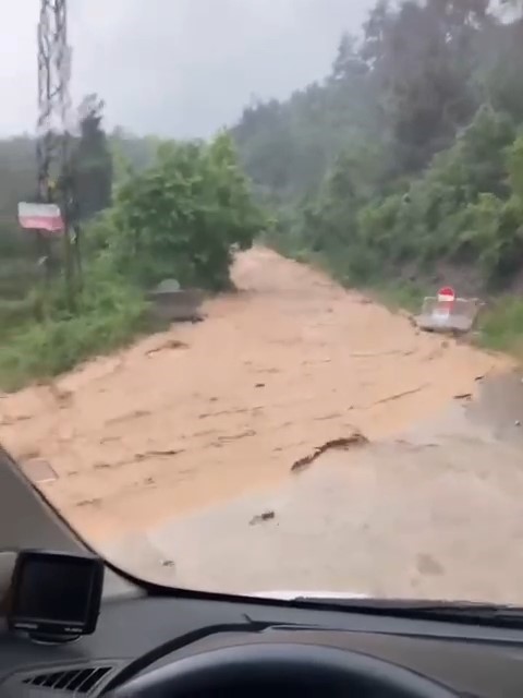 Gürsu Ovasına Ceviz Büyüklüğünde Dolu Yağdı